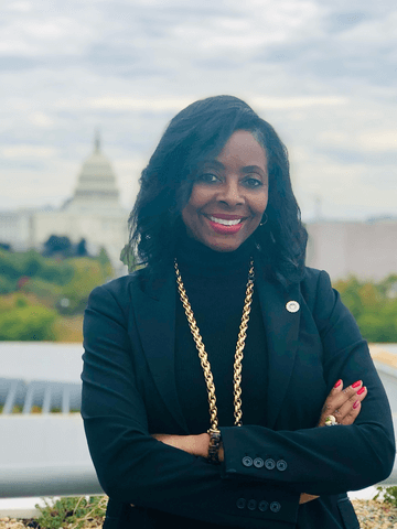 Jennifer Thomas in front of U.S. Capitol